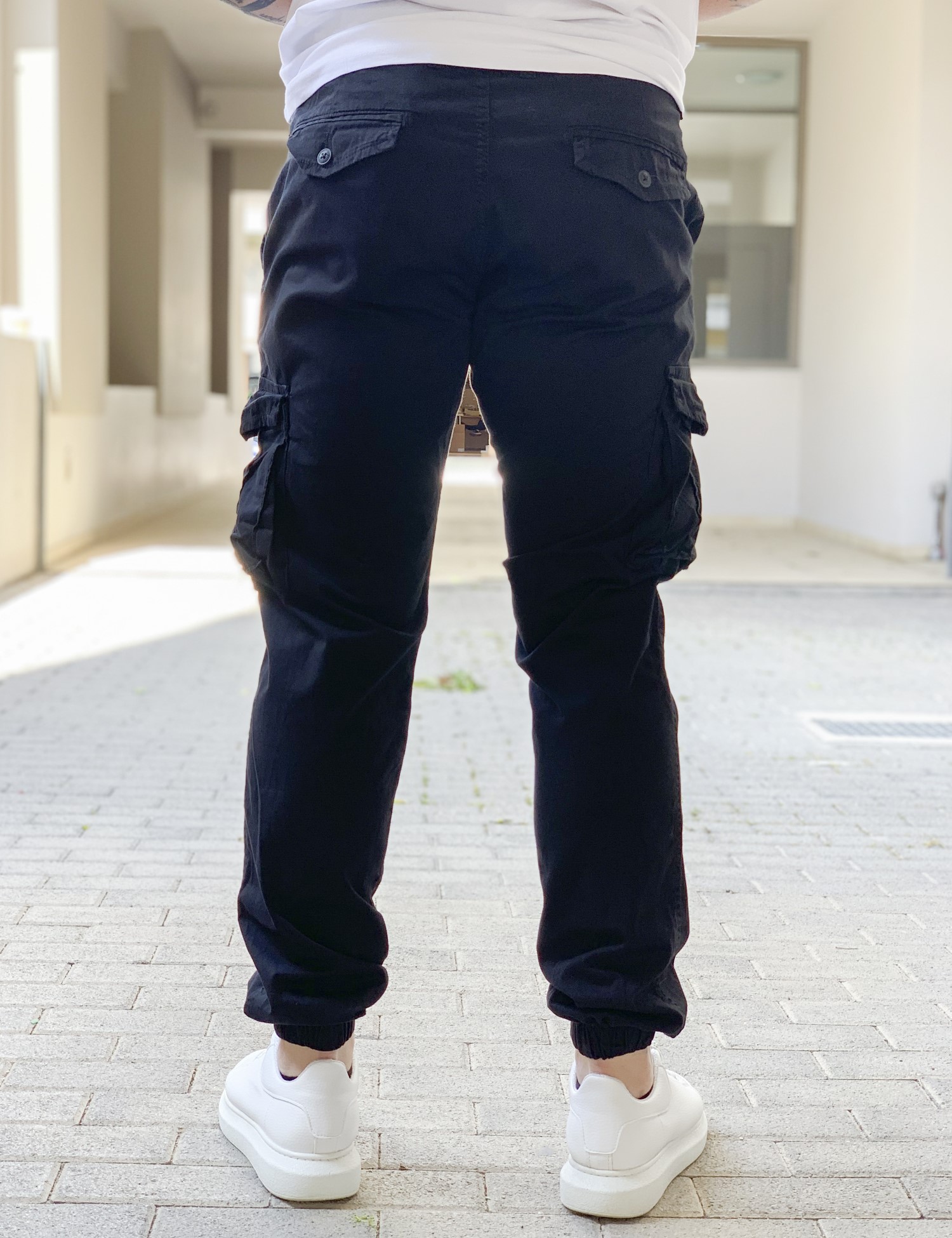 Ανδρικό μαύρο υφασμάτινο cargo παντελόνι 210922V φωτογραφία